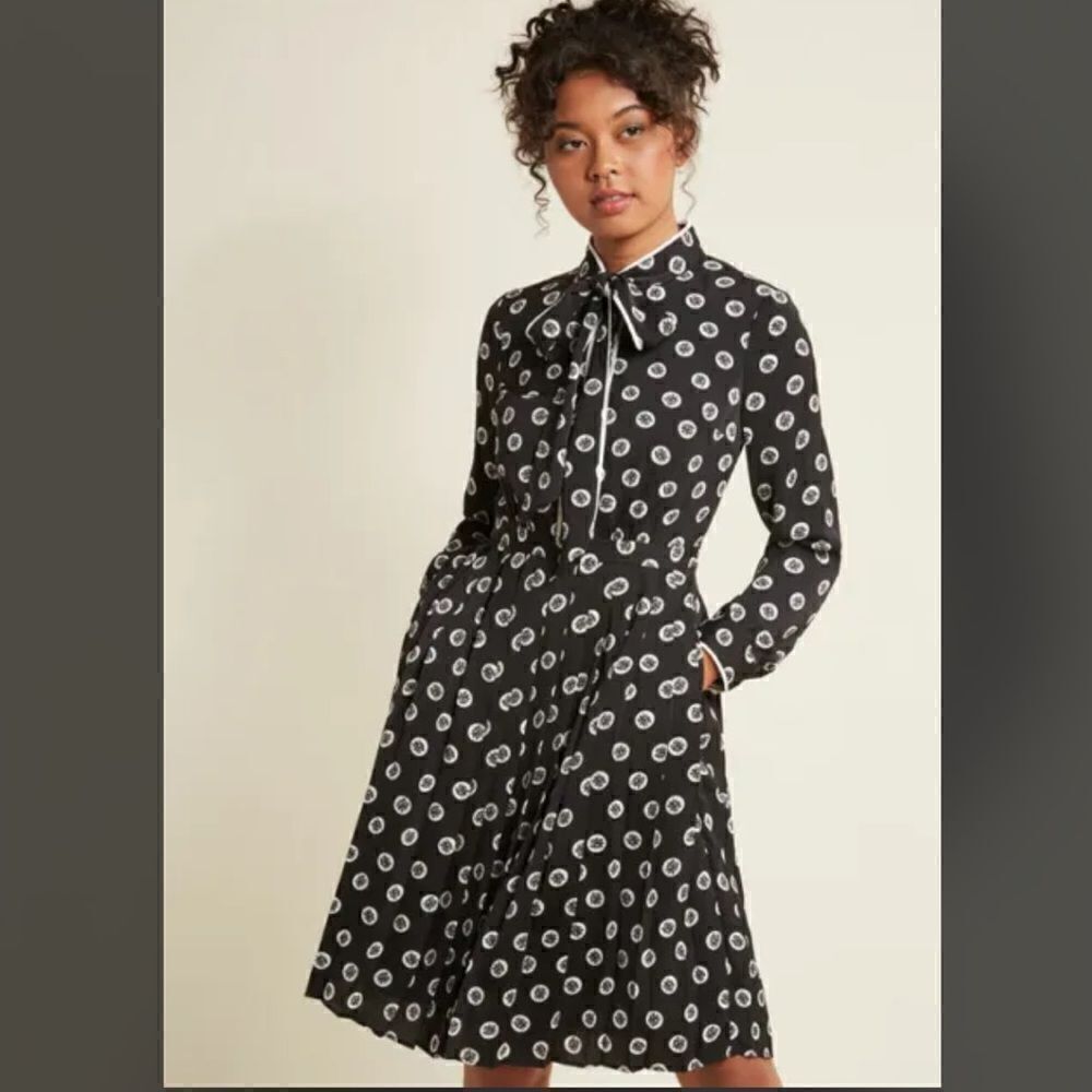 Modcloth Floral Print Tie Neck Dress Pockets